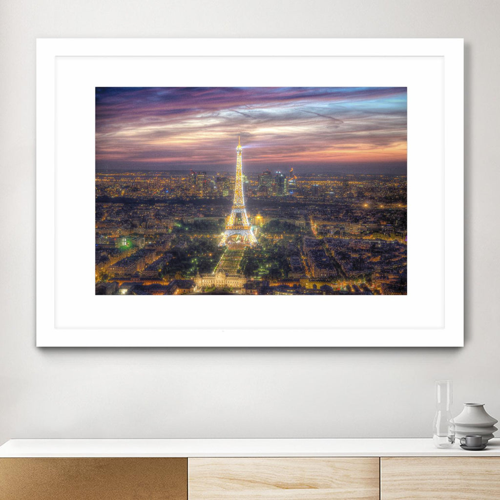 The sparkling lights of the Eiffel Tower par Nick Jackson sur GIANT ART - scène de ville rose