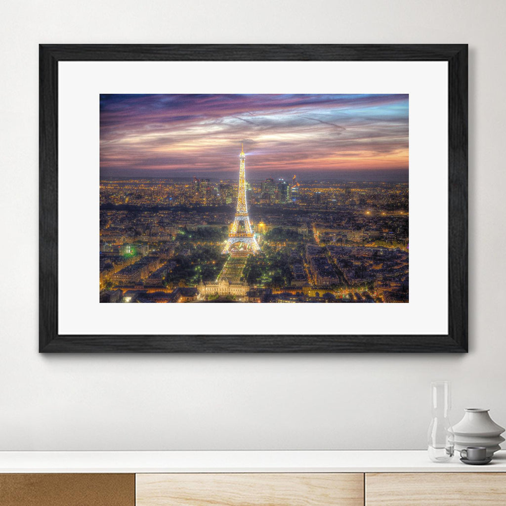 The sparkling lights of the Eiffel Tower par Nick Jackson sur GIANT ART - scène de ville rose