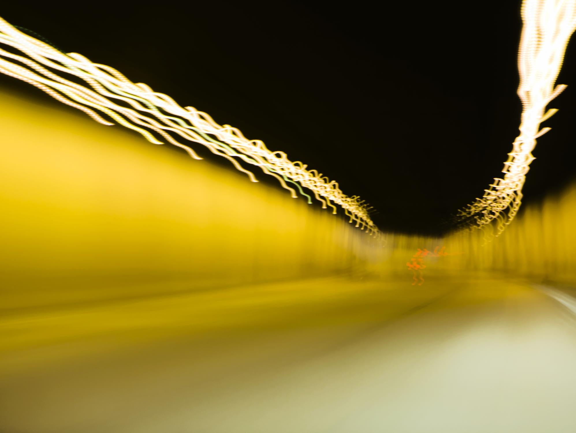 Tunnel Abstract 2 par Acer Images sur GIANT ART - art photo jaune