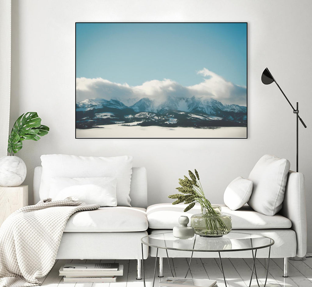 Bridger Mountain Cloud Cover par Annie Bailey Art sur GIANT ART - blanc,bleu paysages, photographie, montagnes, neige, hiver, collines