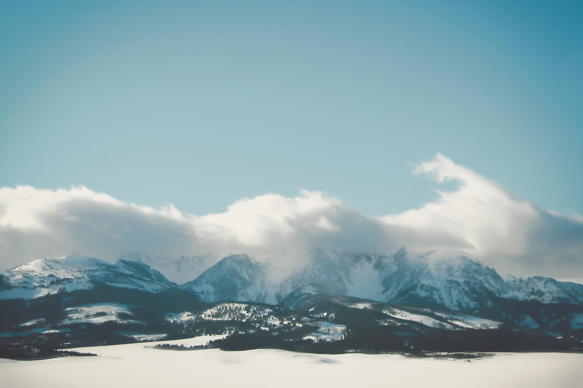 Bridger Mountain Cloud Cover par Annie Bailey Art sur GIANT ART - blanc,bleu paysages, photographie, montagnes, neige, hiver, collines