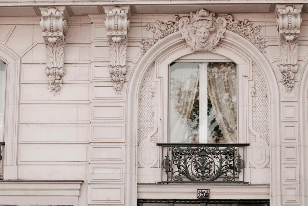 Fenêtre baroque de Georgianna Lane sur GIANT ART - architecture grise