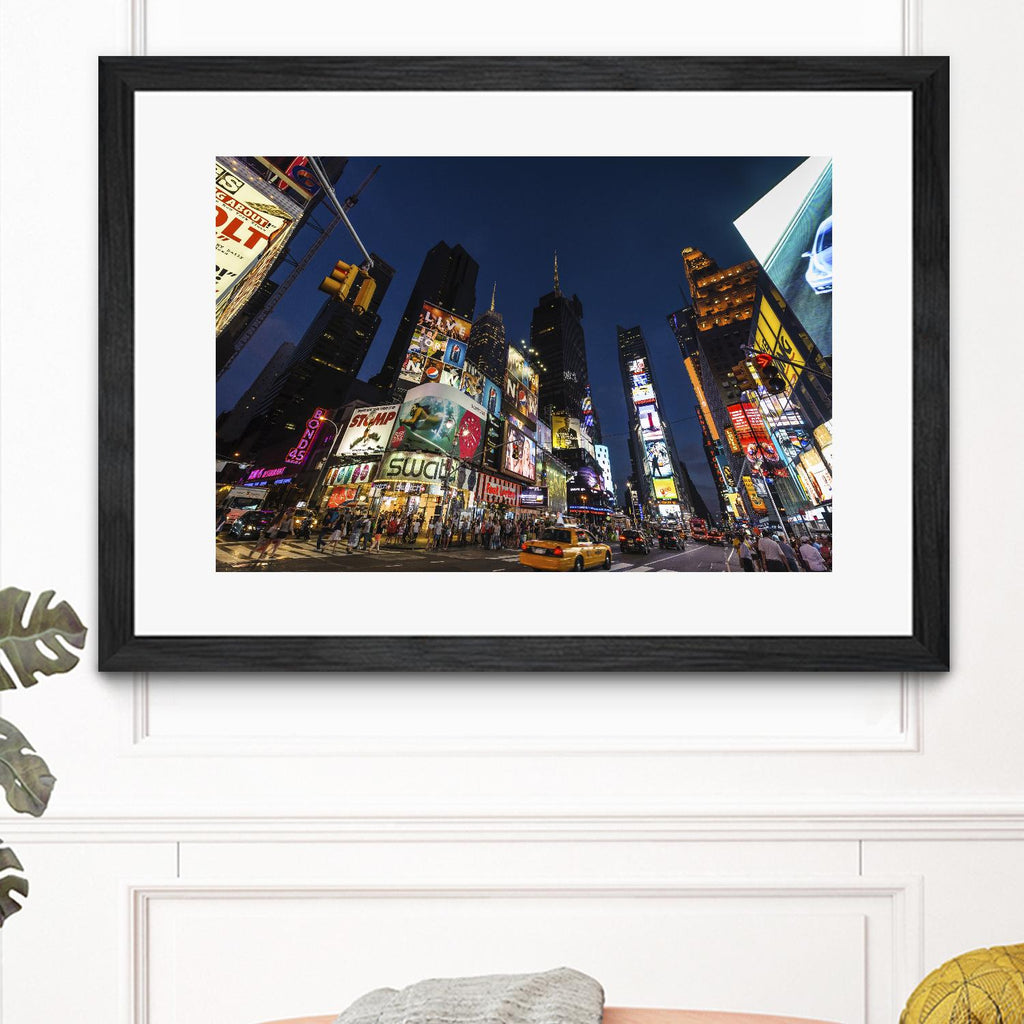 Panneaux d'affichage de Times Square par Guilliame Gaudet sur GIANT ART - scène de ville noire