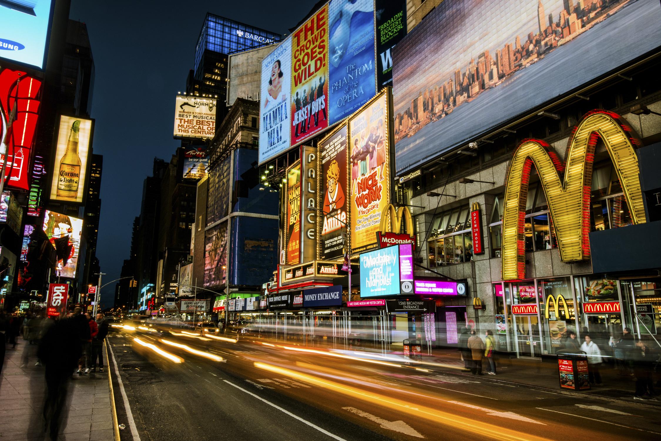 Times Square Rays of Light IV par Guilliame Gaudet sur GIANT ART - scène de ville jaune