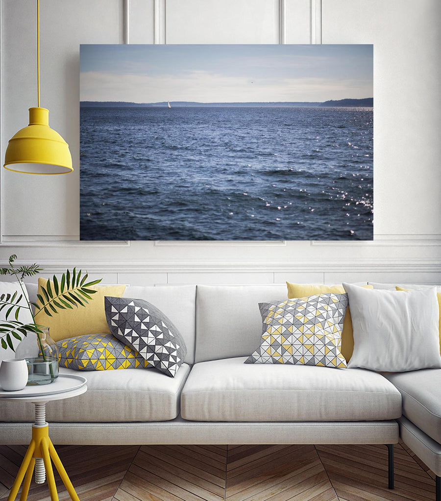 Voilier solitaire d'Aaron Matheson sur GIANT ART - scène de mer beige