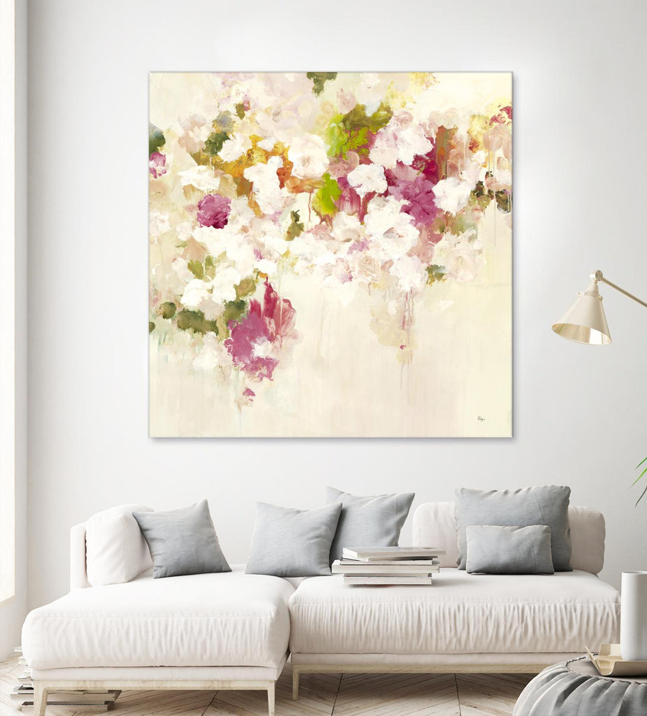 Floral Blush V2 par Lisa Ridgers sur GIANT ART - blanc et crème, fleurs abstraites.