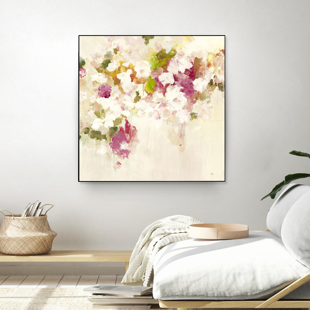 Floral Blush V2 par Lisa Ridgers sur GIANT ART - blanc et crème, fleurs abstraites.