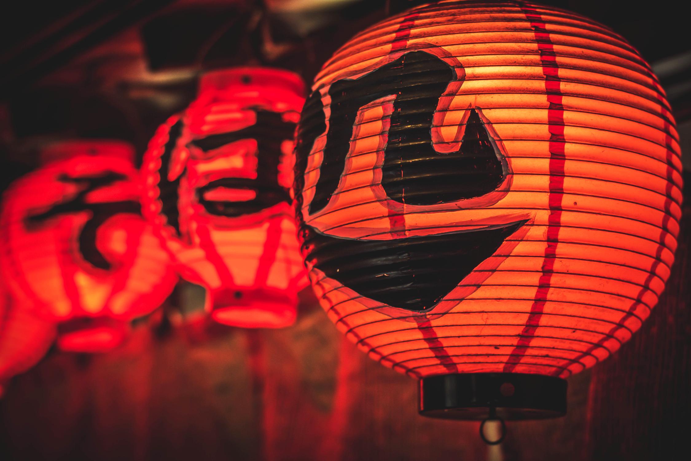 Chinese lanterns par Pexels sur GIANT ART - black photo art