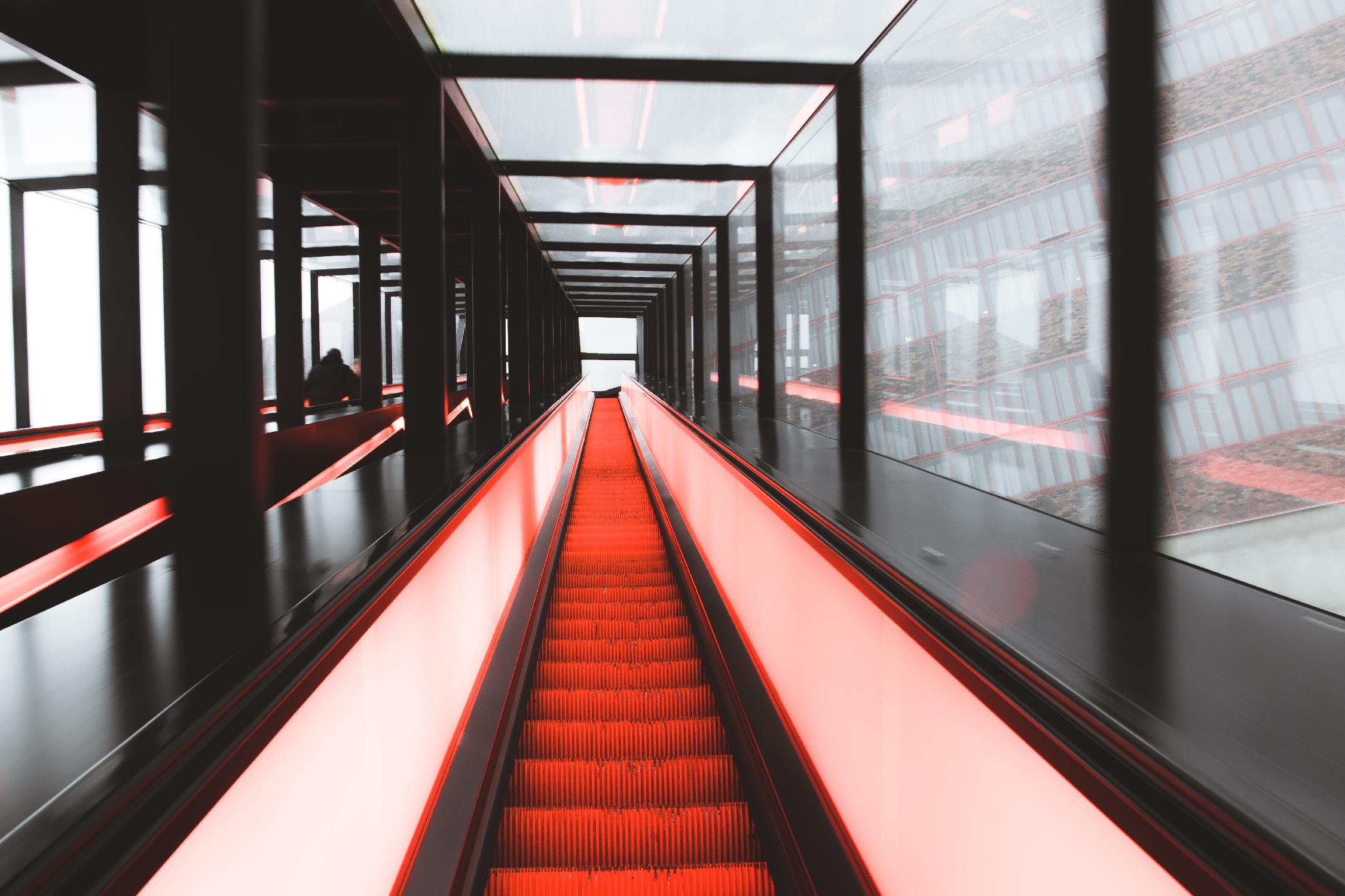 Red escalator rouge par Pexels sur GIANT ART - black photo art