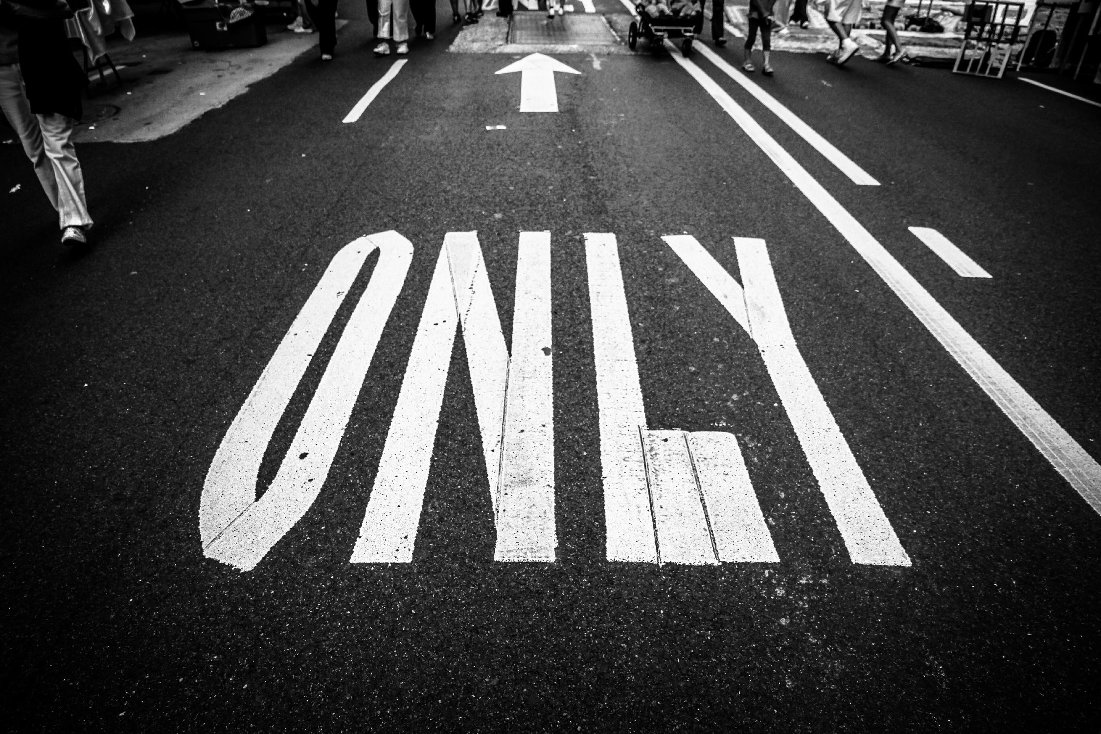 Only that way by Pexels sur GIANT ART - scène de ville blanche